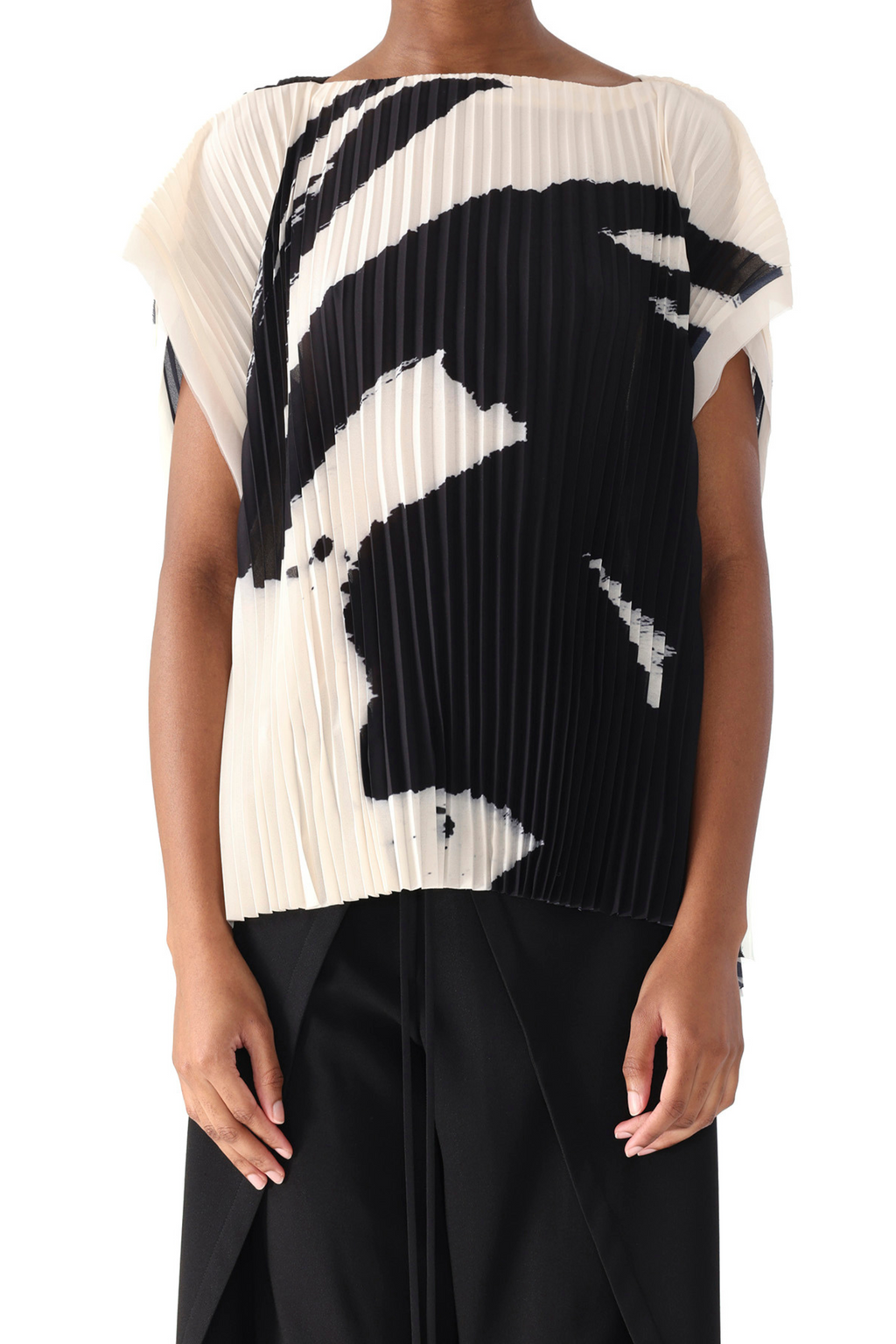 BOATNECK PLEATED SQUARE TOP WITH ARTWORK BY TONG YANG TZE