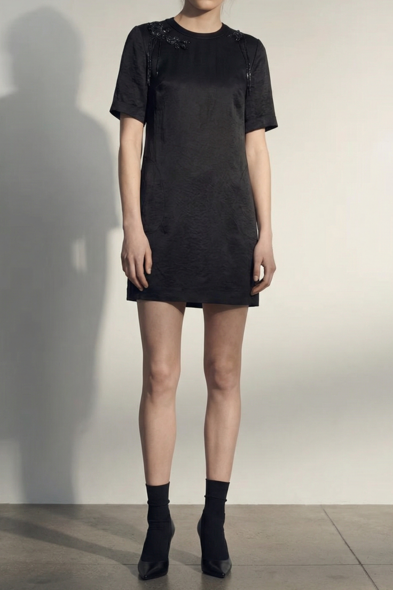 SHORT SLEEVE DRESS WITH EMBROIDERY APPLIQUES view 1
